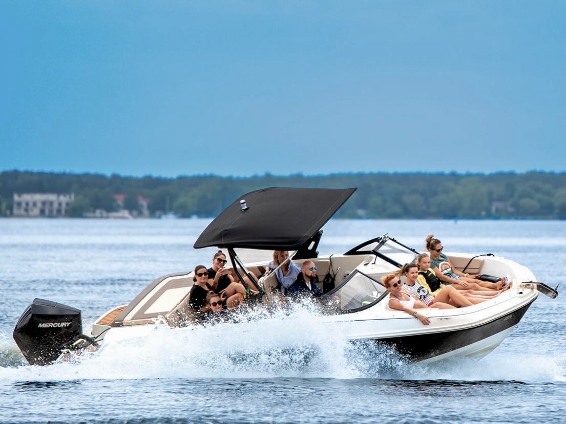 motorówka bayliner w ślizgu